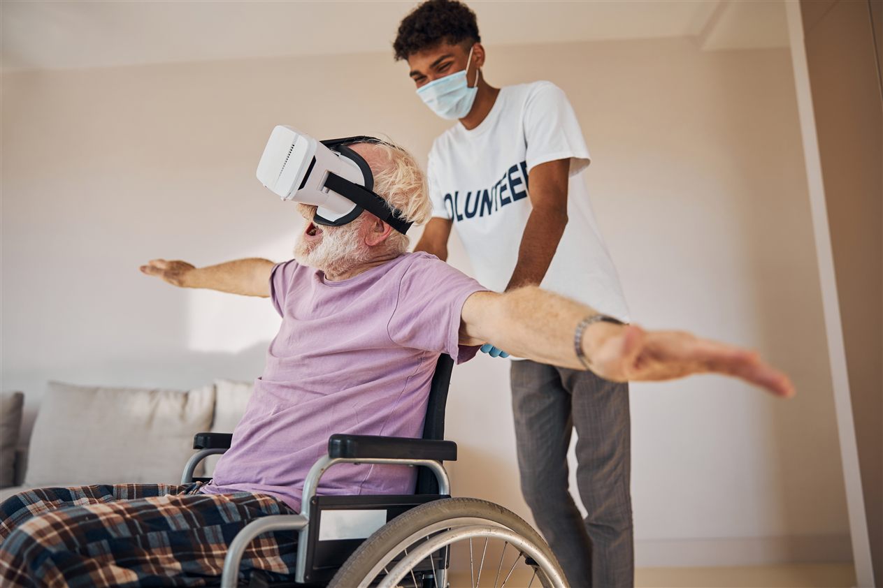 Résident d'MFA Maisons France Autonomie souriant avec un casque de réalité virtuelle